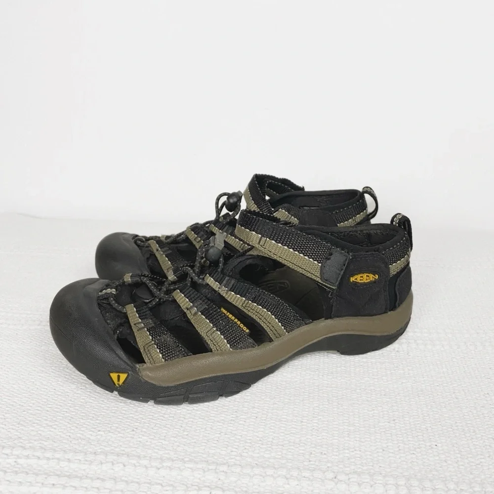 KEEN Newport Closed Toe Hiking Sandals Kids size 3